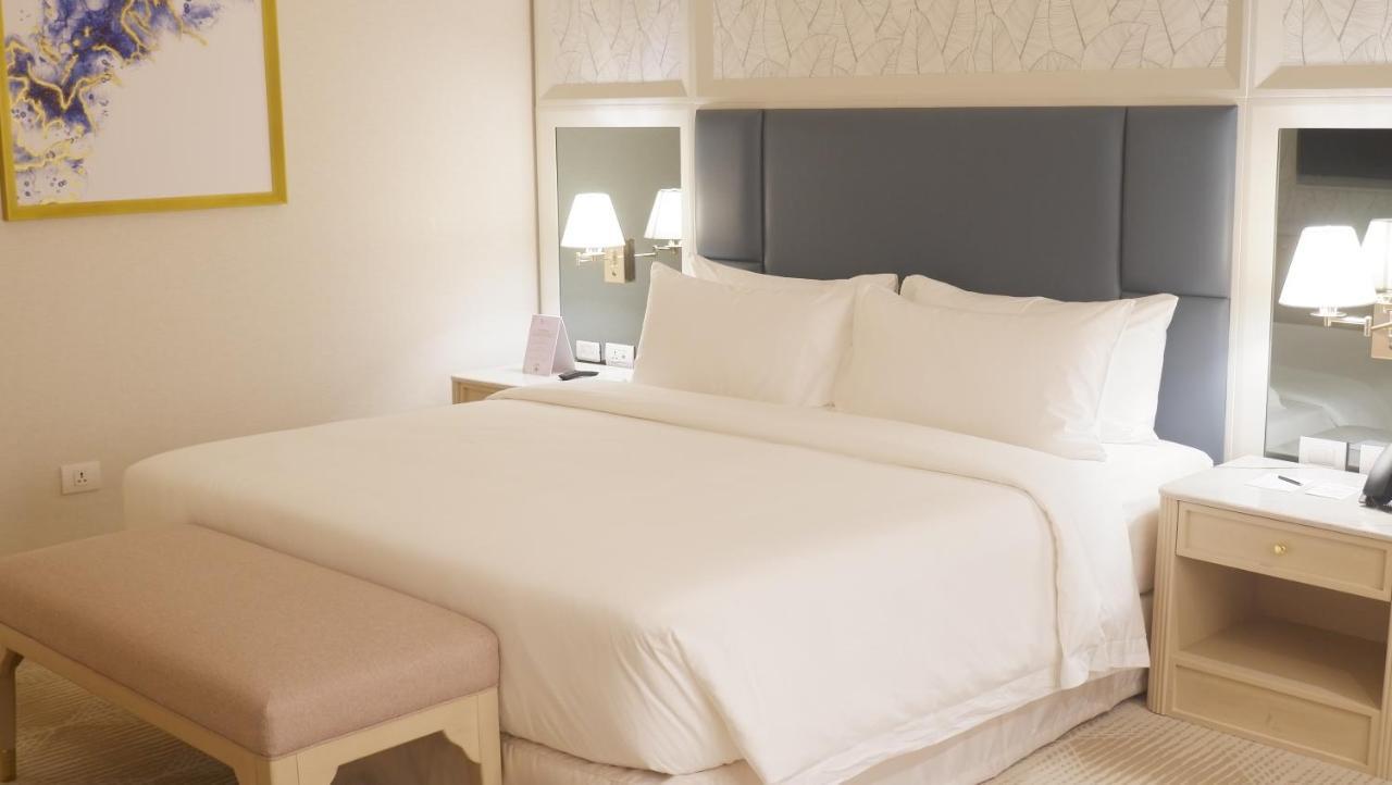 Royce Hotel & Casino Clark Field Ngoại thất bức ảnh