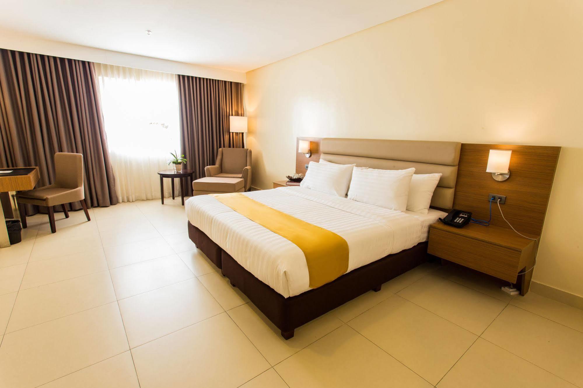 Royce Hotel & Casino Clark Field Ngoại thất bức ảnh