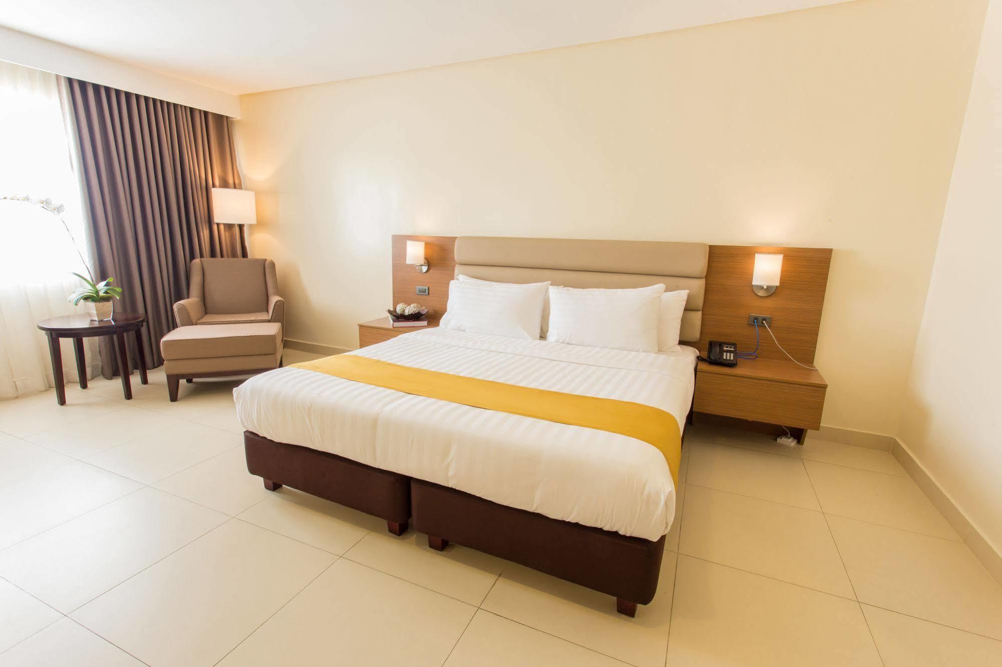 Royce Hotel & Casino Clark Field Ngoại thất bức ảnh