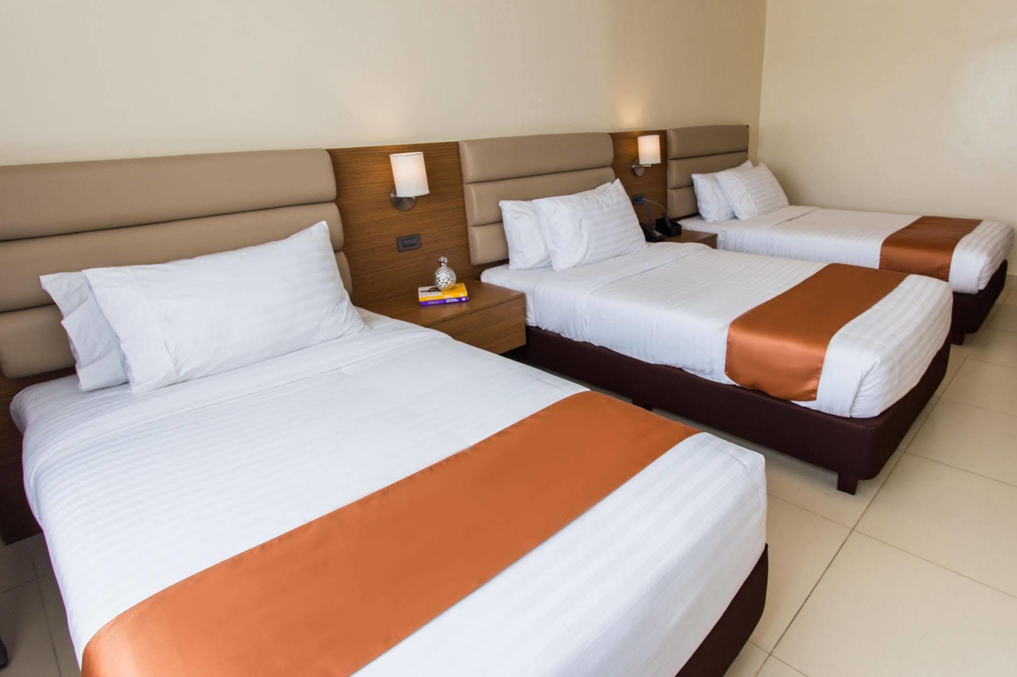 Royce Hotel & Casino Clark Field Ngoại thất bức ảnh