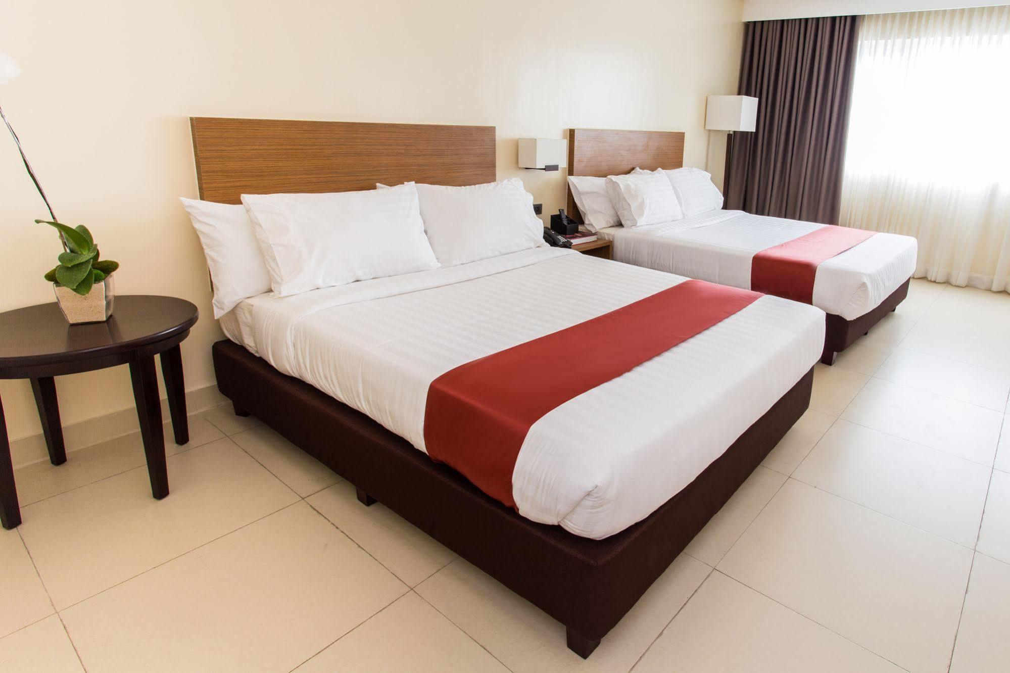 Royce Hotel & Casino Clark Field Ngoại thất bức ảnh