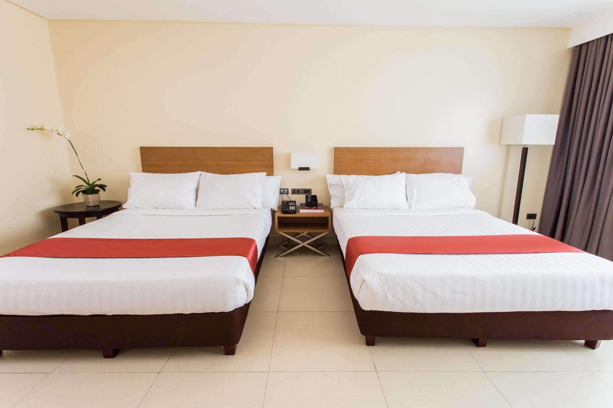 Royce Hotel & Casino Clark Field Ngoại thất bức ảnh