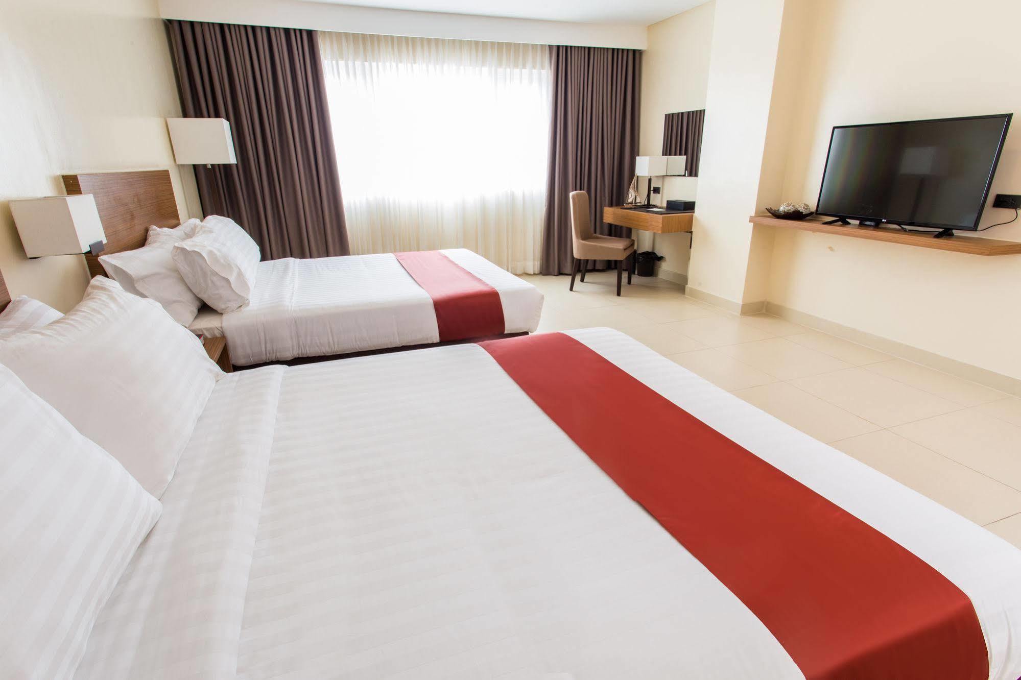 Royce Hotel & Casino Clark Field Ngoại thất bức ảnh
