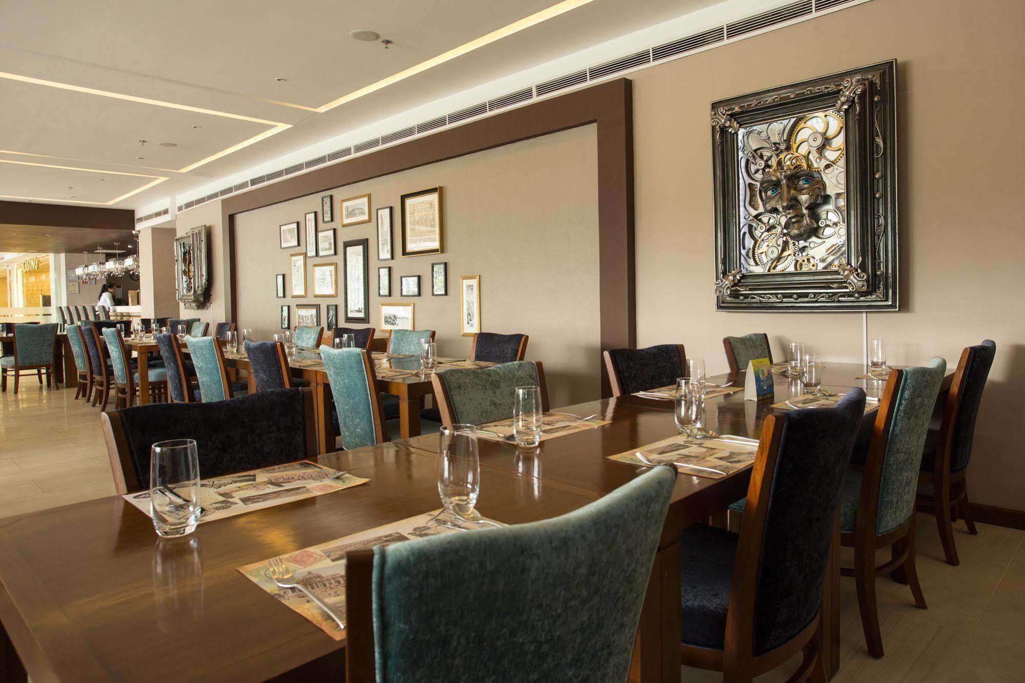 Royce Hotel & Casino Clark Field Ngoại thất bức ảnh