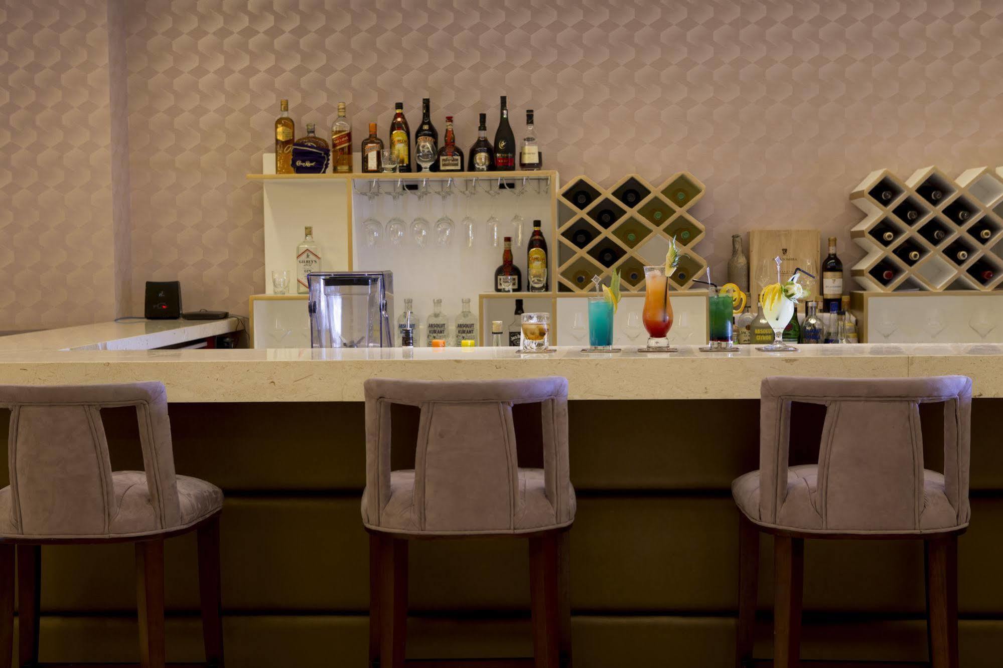 Royce Hotel & Casino Clark Field Ngoại thất bức ảnh